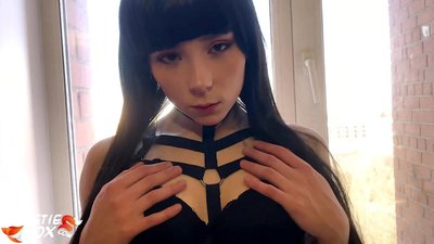 Ang init nga brunette nagsuyop pag-ayo ug sensitibo nga gibiaybiay tungod sa salapi