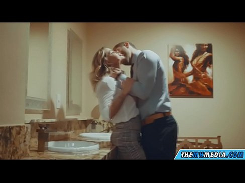 ❤️ Kung ang usa ka busty blonde naghaylo kanimo sa usa ka publiko nga kasilyas ️ Porno sa amon ☑